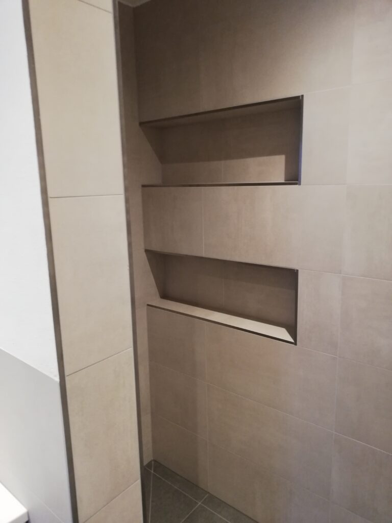 Fliesenarbeiten in Badezimmer, Murnau